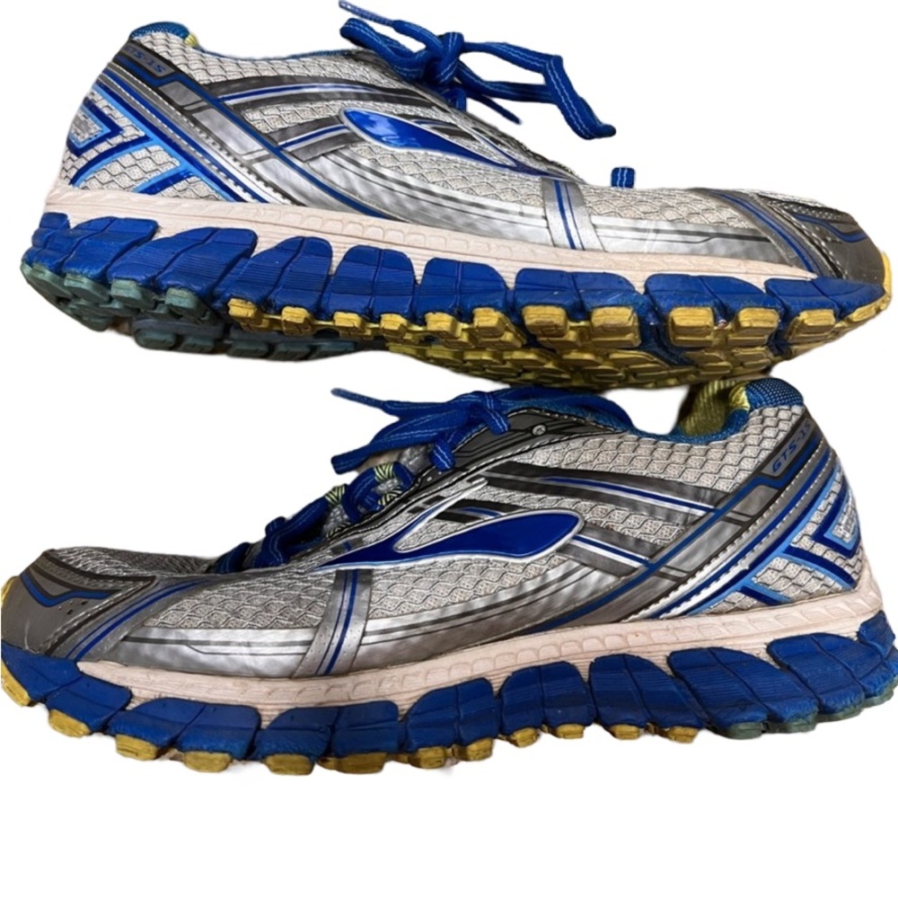 GUC Brooks GTS 15 shoes Size 8M. 048S